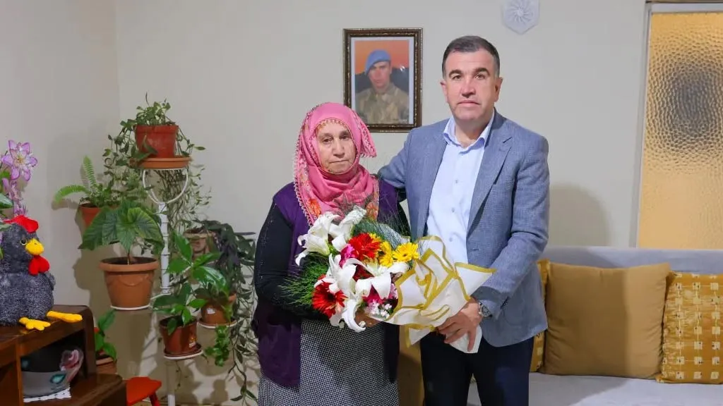 Bayburt Valisi Anneler Günü'nde Şehit Annesi ve Gazi Ailesini Ziyaret Etti Haberi