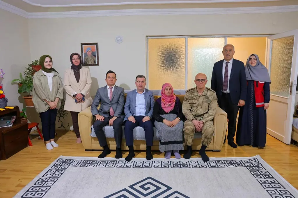 Bayburt Valisi Anneler Günü'nde Şehit Annesi ve Gazi Ailesini Ziyaret Etti Haberi