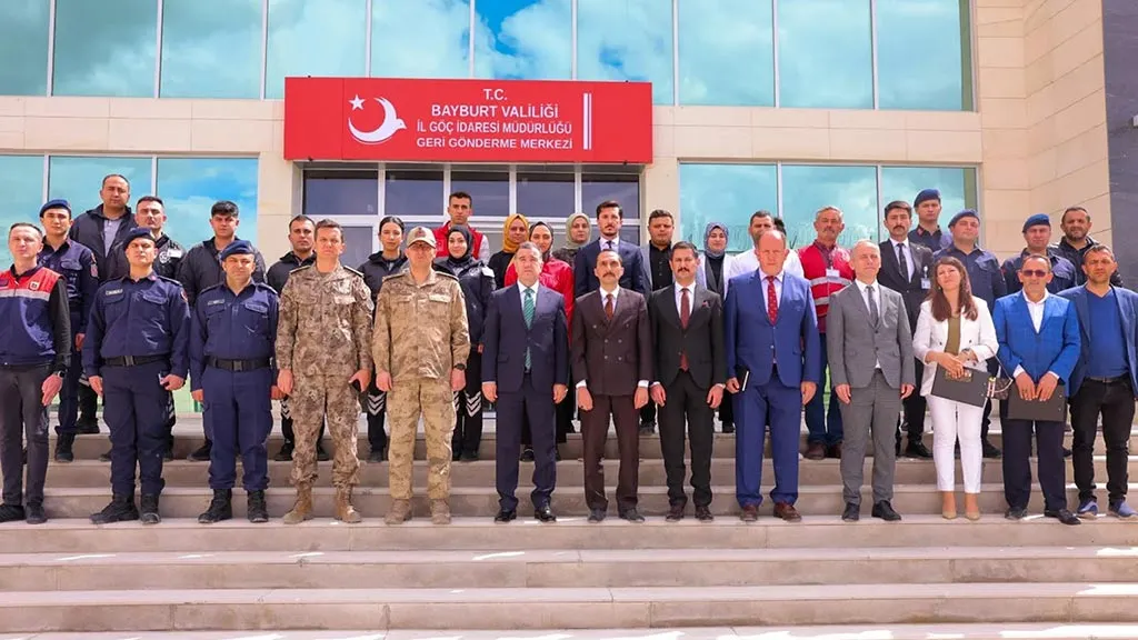 Bayburt Valisi Eldivan Geri Gönderme Merkezi'nde İncelemelerde Bulundu: Altyapı İçin Talimat Verdi Haberi