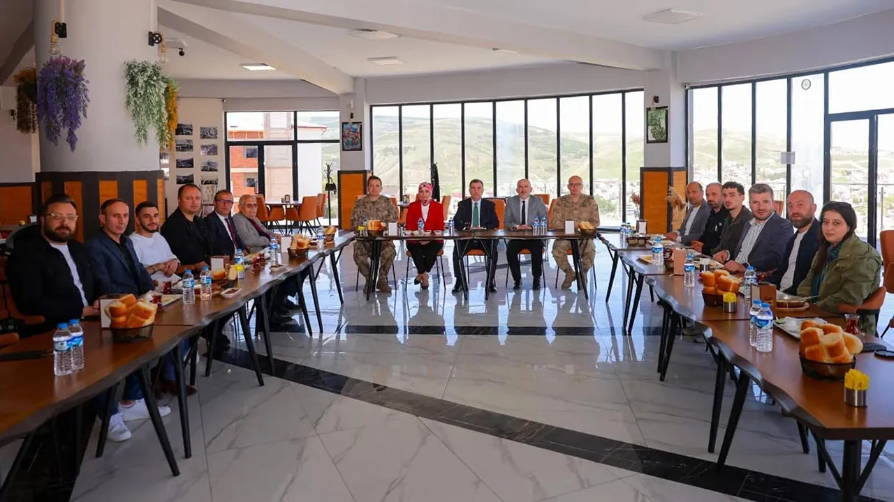 Bayburt Valisi ve Basın Mensupları Bir Araya Geldi, İş Birliği Vurgusu Yapıldı Haberi