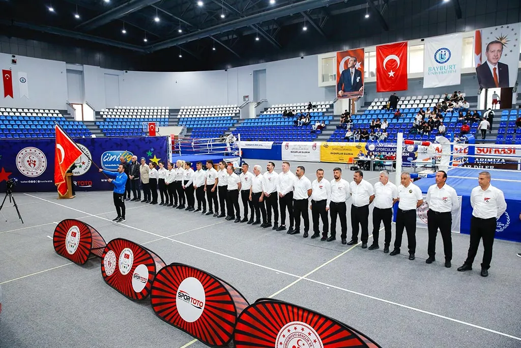 Bayburt'ta Boks Heyecanı Zirvede, Üniversitelerarası Türkiye Şampiyonası Başladı! Haberi