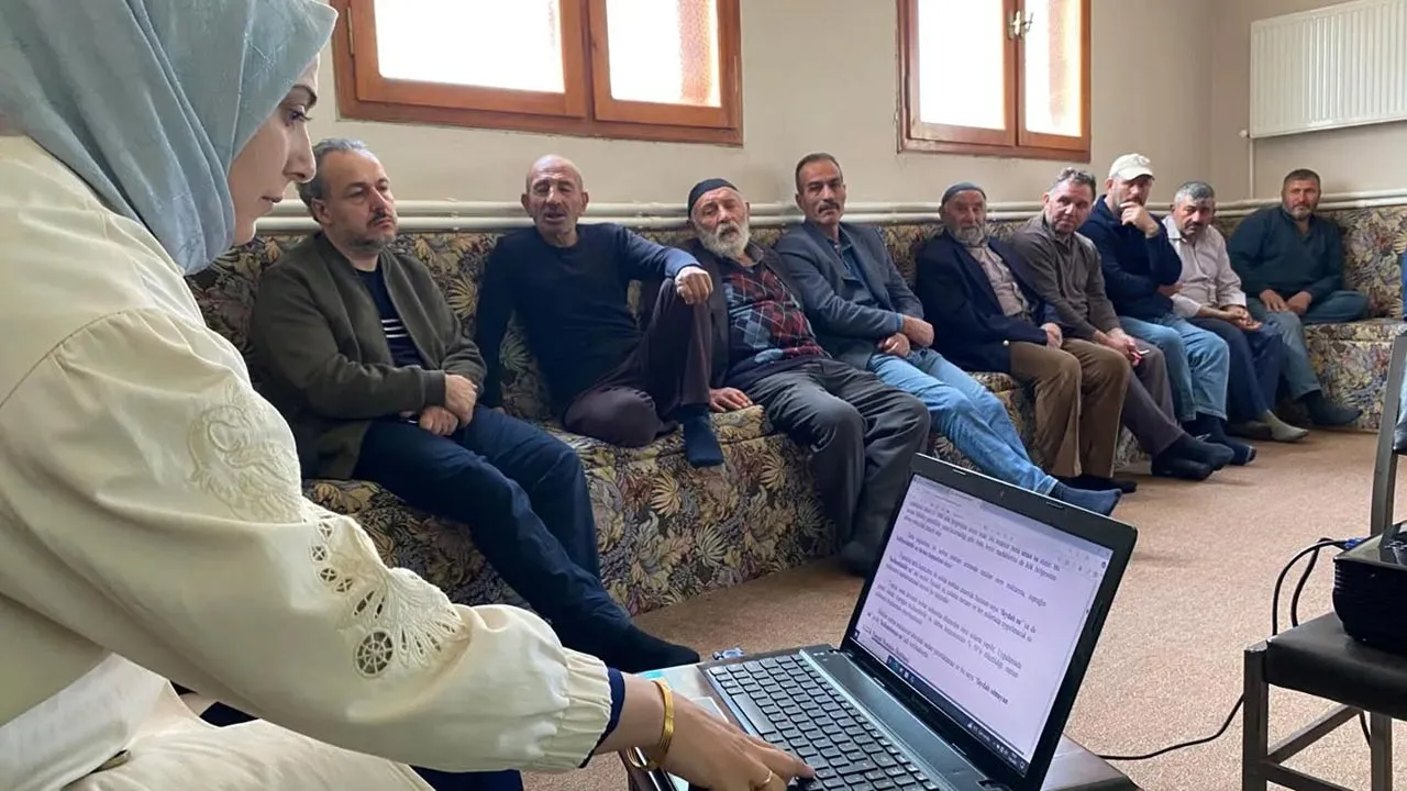 Bayburt'ta Çiftçilere Modern Sulama ve Tarım Sigortası Eğitimi Haberi