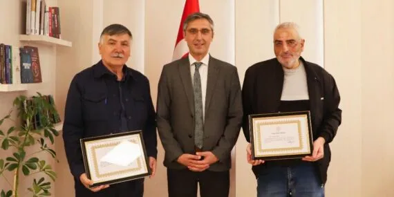 Bayburt’ta Eğitim Camiasından Vefa Örneği, Emekli Öğretmenlere Hizmet Şeref Belgesi Verildi Haberi