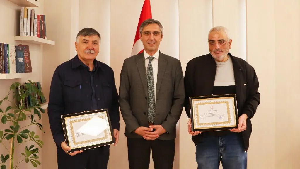 Bayburt'ta Eğitim Camiasından Vefa Örneği, Emekli Öğretmenlere Hizmet Şeref Belgesi Verildi Haberi