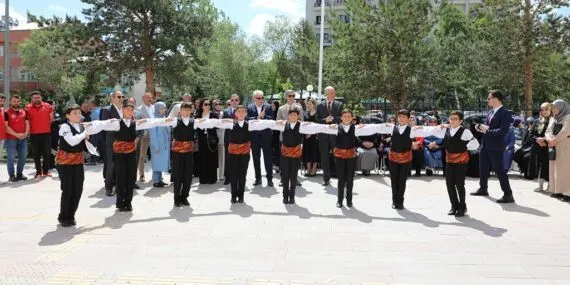 Bayburt’ta El Sanatları Sergisi Yoğun Katılımla Açıldı! El Emeği Göz Nuru Eserler Göz Kamaştırdı! Haberi