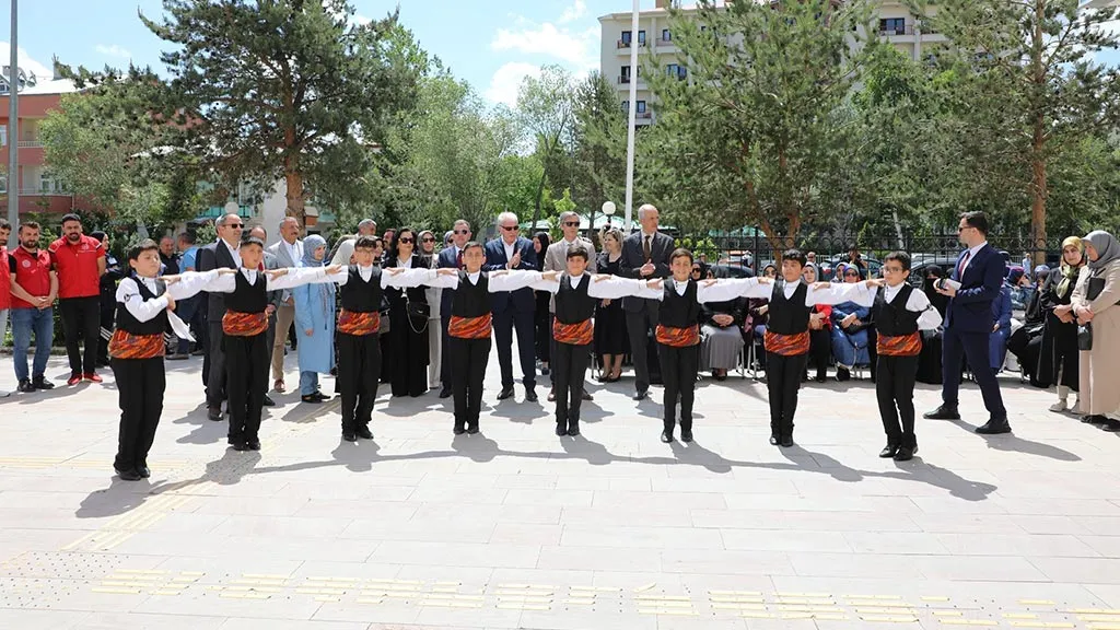 Bayburt'ta El Sanatları Sergisi Yoğun Katılımla Açıldı! El Emeği Göz Nuru Eserler Göz Kamaştırdı! Haberi