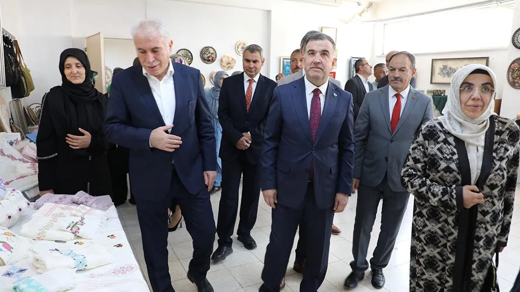 Bayburt'ta El Sanatları Sergisi Yoğun Katılımla Açıldı! El Emeği Göz Nuru Eserler Göz Kamaştırdı! Haberi