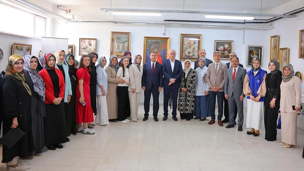 Bayburt'ta El Sanatları Sergisi Yoğun Katılımla Açıldı! El Emeği Göz Nuru Eserler Göz Kamaştırdı! Haberi