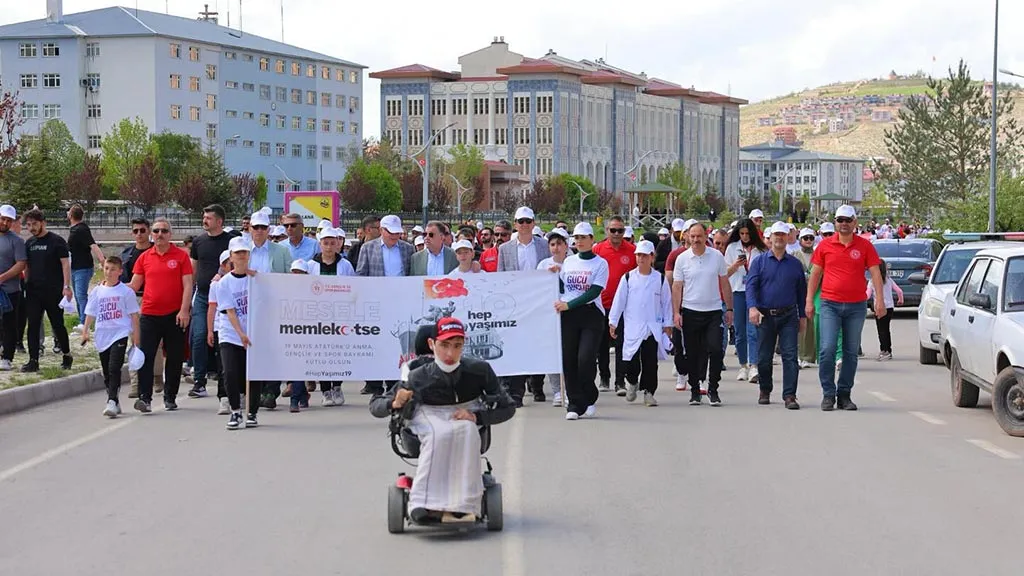 Bayburt'ta Gençlik Haftası Etkinlikleri, Gençlik Yürüyüşü Düzenlendi Haberi