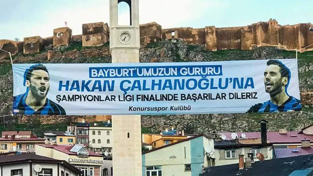 Bayburt'ta Milli Gurur Hakan Çalhanoğlu'na Destek Pankartı Açıldı Haberi