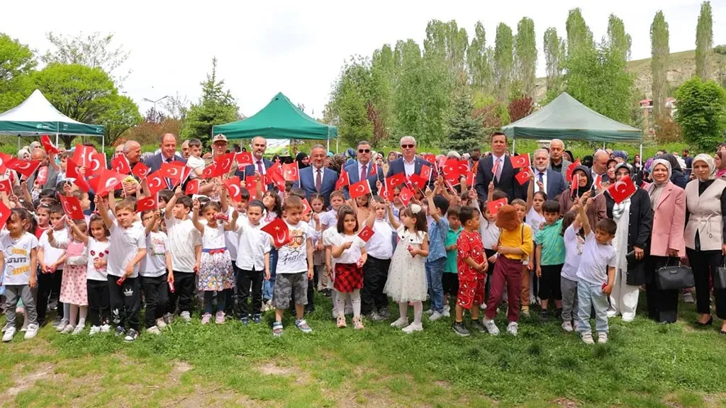 Bayburt'ta Minik Kur'an Kursu Öğrencilerinden Yıl Sonu Gösterisi Haberi