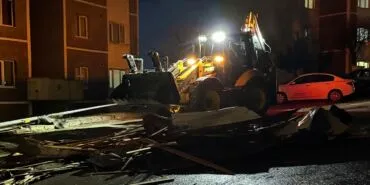 Bayburt'ta Şiddetli Rüzgar Çatıları Uçurdu: Belediye Ekipleri Hızla Müdahale Etti Haberi