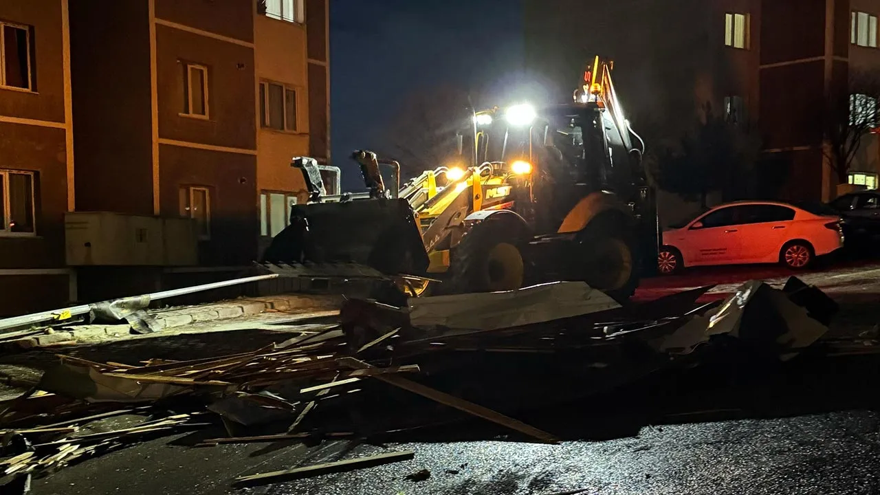 Bayburt'ta Şiddetli Rüzgar Çatıları Uçurdu: Belediye Ekipleri Hızla Müdahale Etti Haberi