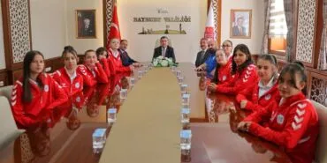 Bayburt'un Voleybolcu Küçük Kızları Türkiye Şampiyonası Öncesinde Vali Eldivan'ı Ziyaret Etti Haberi