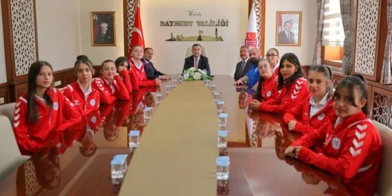 Bayburt’un Voleybolcu Küçük Kızları Türkiye Şampiyonası Öncesinde Vali Eldivan’ı Ziyaret Etti Haberi