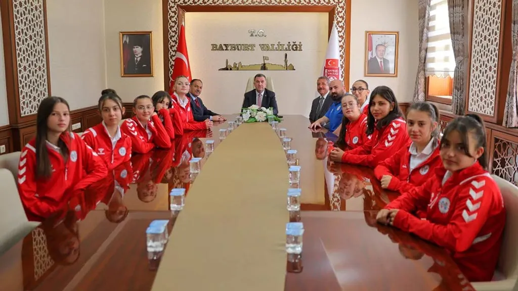 Bayburt'un Voleybolcu Küçük Kızları Türkiye Şampiyonası Öncesinde Vali Eldivan'ı Ziyaret Etti Haberi