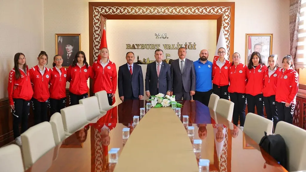 Bayburt'un Voleybolcu Küçük Kızları Türkiye Şampiyonası Öncesinde Vali Eldivan'ı Ziyaret Etti Haberi