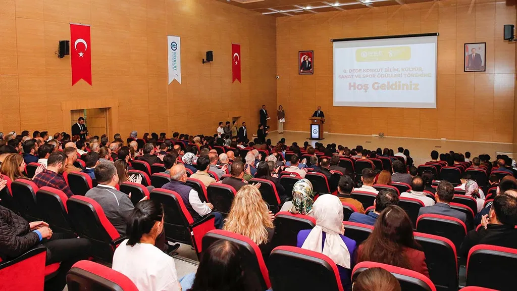 Dede Korkut Ödülleri Sahiplerini Buldu: Bilimden Spora, Sanattan Kültüre Örnek İsimler Bayburt'ta Onurlandırıldı! Haberi