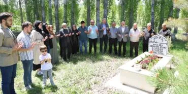 Gazeteci Abdulkadir Nişancı Kabri Başında Dualarla Anıldı Haberi