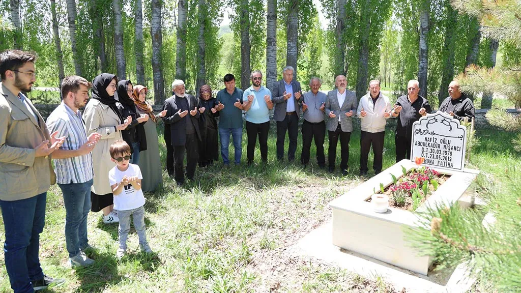 Gazeteci Abdulkadir Nişancı Kabri Başında Dualarla Anıldı Haberi