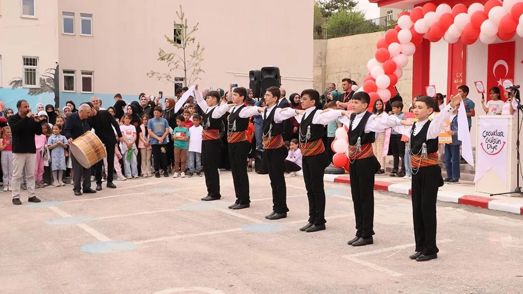 Gülben Ergen Bayburt'ta, Mattia Ahmet Minguzzi Anaokulu Açıldı Haberi