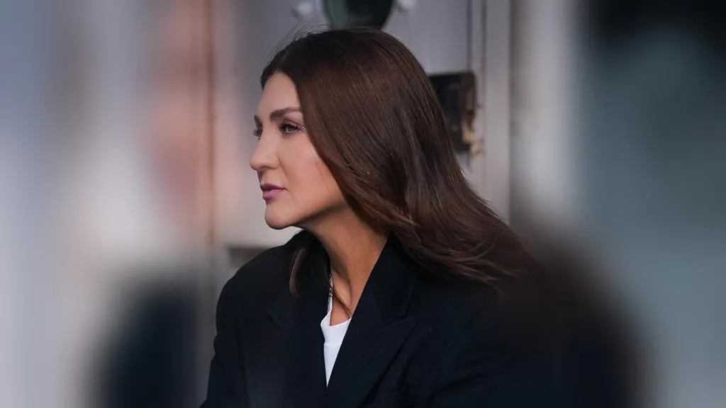 Sibel Can ve Cem Adrian İş Birliği Boğaz'da Taçlandı, Pes Klibi Yayınlandı!