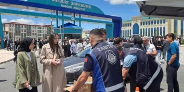 Bayburt Belediyesi Zabıtasından YKS Öğrencilerine ve Velilerine Su İkramı