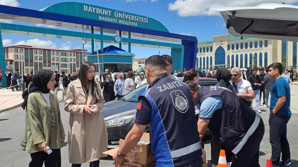 Bayburt Belediyesi Zabıtasından YKS Öğrencilerine ve Velilerine Su İkramı