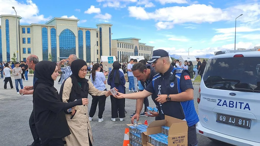 Bayburt Belediyesi Zabıtasından YKS Öğrencilerine ve Velilerine Su İkramı