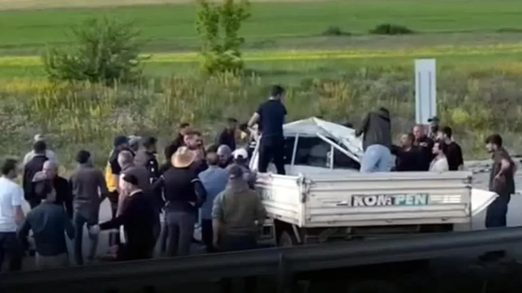 Bayburt Demirözü Yolu'nda Feci Kaza: 1 Ölü, 2 Yaralı