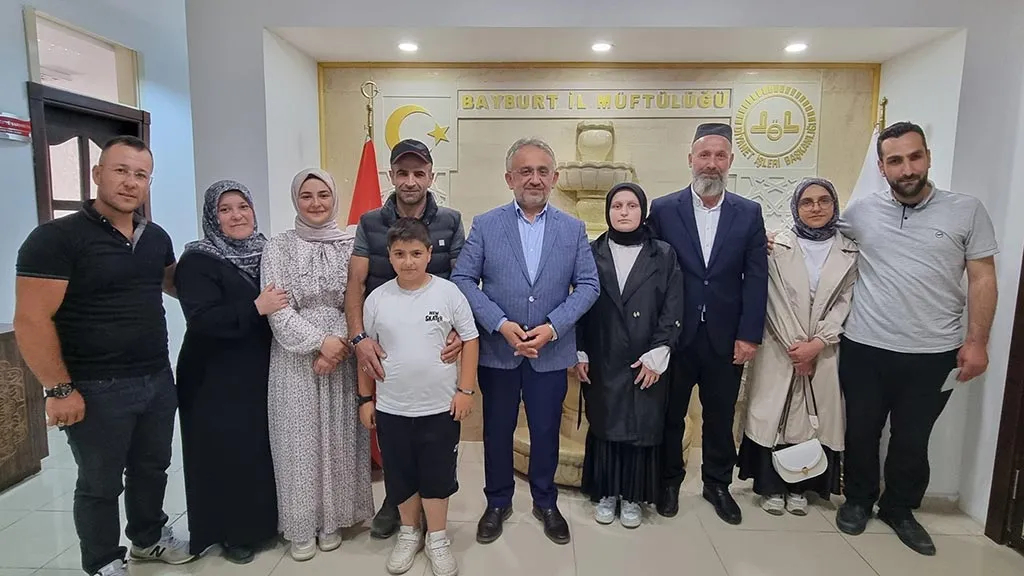 Bayburt'ta Diyanet'in Umre Ödüllü Bilgi Yarışmasında Dereceye Girenler Ödüllendirildi