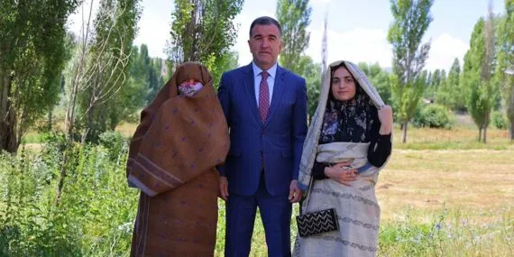 Bayburt Valisi Eldivan’dan Anlamlı Kare: Ehramlı Annemiz ve Kızı