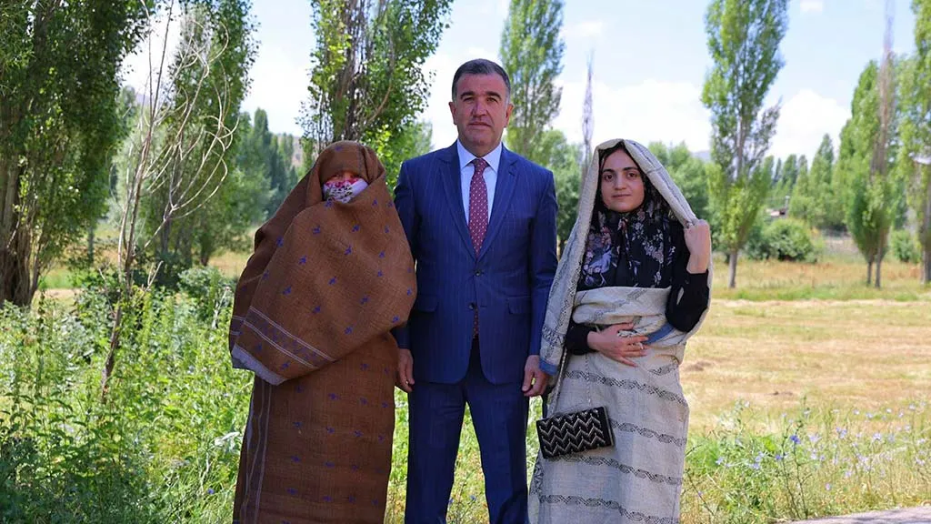 Bayburt Valisi Eldivan'dan Anlamlı Kare: Ehramlı Annemiz ve Kızı