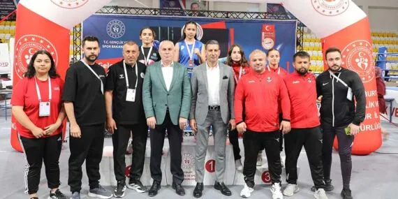 Bayburt’ta Boks Heyecanı, Başkan Memiş Final Müsabakalarını İzledi, Katkıları Ödüllendirildi