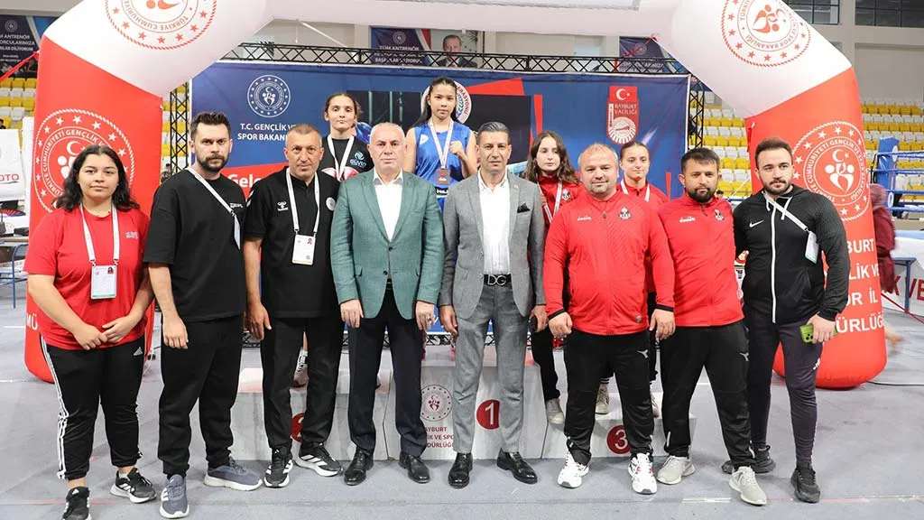 Bayburt'ta Boks Heyecanı, Başkan Memiş Final Müsabakalarını İzledi, Katkıları Ödüllendirildi