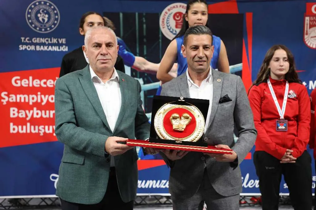 Bayburt'ta Boks Heyecanı, Başkan Memiş Final Müsabakalarını İzledi, Katkıları Ödüllendirildi