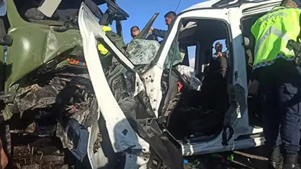 Bayburt'ta Feci Kaza: Anne ve Oğlu Yaşamını Yitirdi, 6 Yaralı