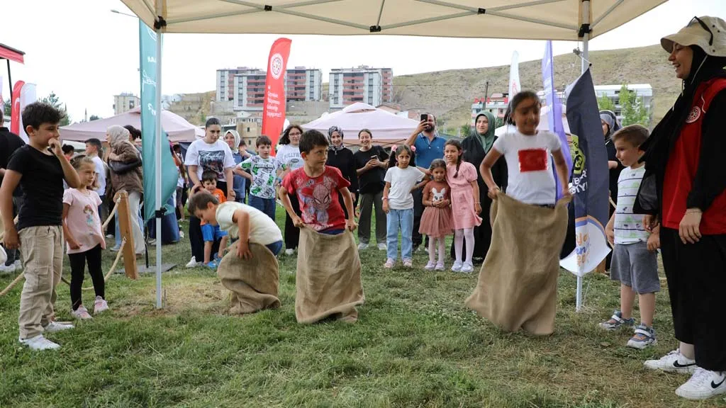 Bayburt'ta Geleneksel Oyunlar Dede Korkut Şölenlerine Renk Kattı