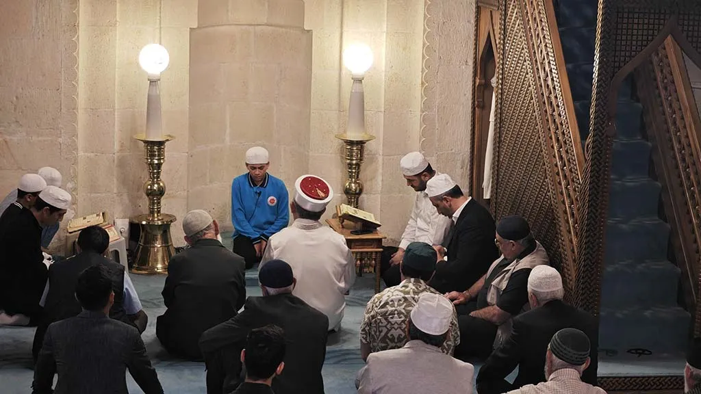 Bayburt'ta Hafız Abdülhamit Yılmaz'dan Bir Günde Hatim Başarısı