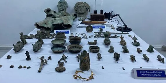 Bayburt’ta Tarihi Eser Operasyonu: Orta Çağ, Demir Çağı ve Roma Dönemi’ne Ait 156 Tarihi Eser Ele Geçirildi