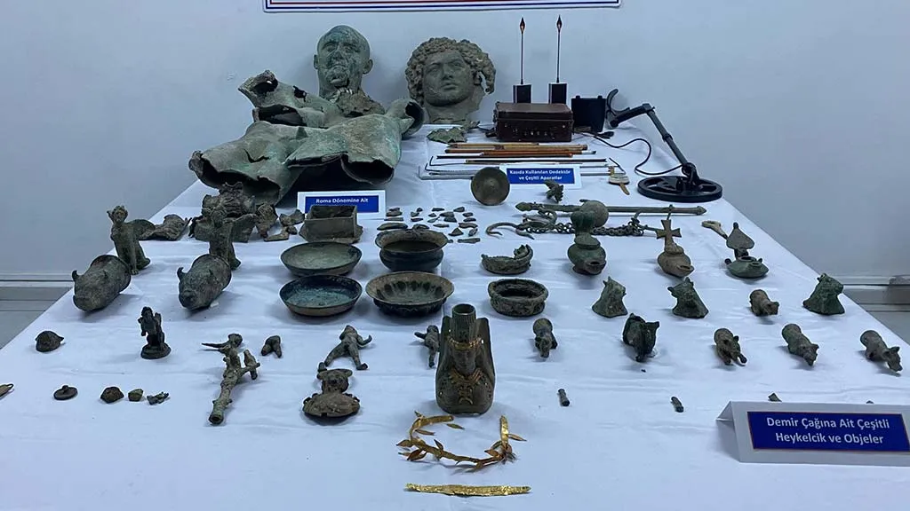 Bayburt'ta Tarihi Eser Operasyonu: Orta Çağ, Demir Çağı ve Roma Dönemi’ne Ait 156 Tarihi Eser Ele Geçirildi