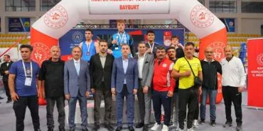 Bayburt'ta Üst Minik Boks Şampiyonası Sona Erdi, Vali Eldivan Ödül Törenine Katıldı