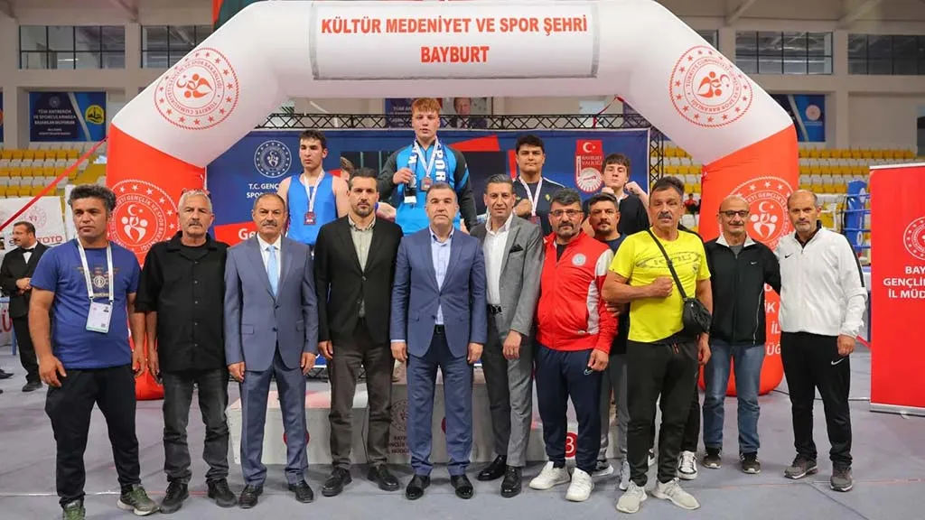 Bayburt'ta Üst Minik Boks Şampiyonası Sona Erdi, Vali Eldivan Ödül Törenine Katıldı