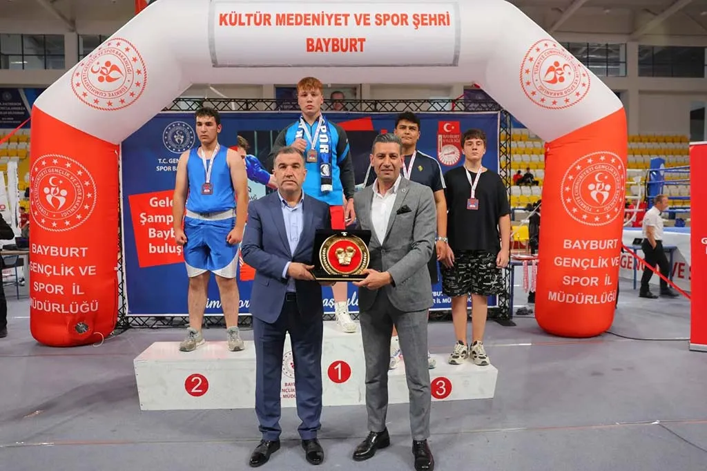 Bayburt'ta Üst Minik Boks Şampiyonası Sona Erdi, Vali Eldivan Ödül Törenine Katıldı