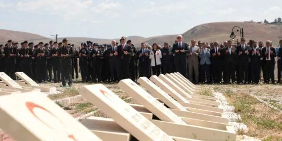 Şehitlerimiz 15 Temmuz Demokrasi ve Milli Birlik Günü’nde Dualarla Anıldı