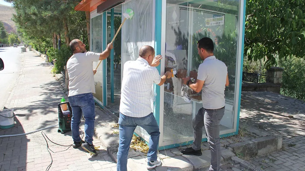 bayburt-belediyesi-dolmus-duraklarinda-temizlik-seferberligi-baslatti