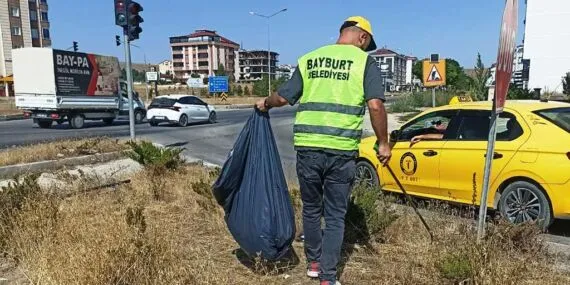 Bayburt Sokaklarında Çevre Temizliği, Ekipler Rastgele Atılan Çöpleri Topluyor