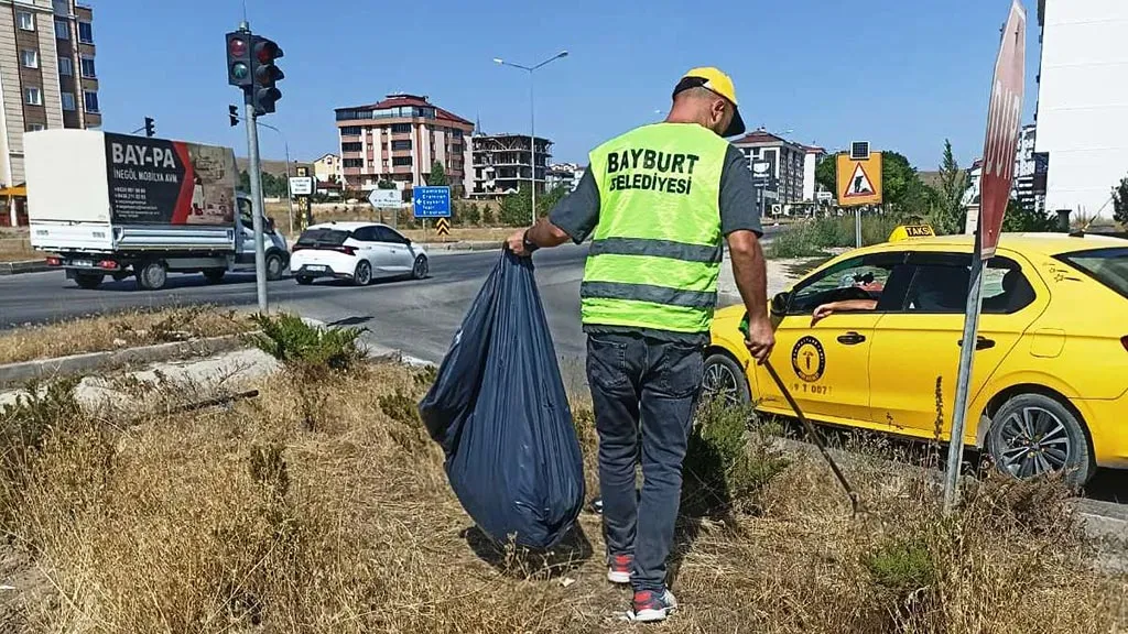 Bayburt Sokaklarında Çevre Temizliği, Ekipler Rastgele Atılan Çöpleri Topluyor