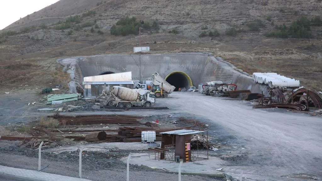 Bayburt ve Gümüşhane'yi Birbirine Bağlayacak Olan Vauk Dağı Tüneli Hayal Oldu