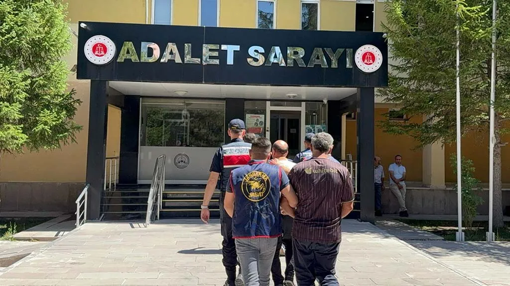Bayburt'ta Saman Çalan Hırsızlar Trabzon'da Yakalandı!
